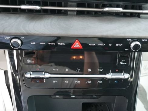 Used 2024 Kia Carnival EX FWD image 31
