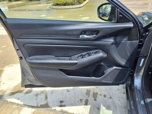 Used 2025 Nissan Altima 2.5 SV FWD image 12
