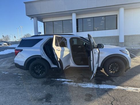 Used 2025 Ford Explorer Active image 8