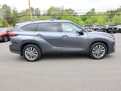 Used 2023 Toyota Highlander Platinum AWD/4WD image 8