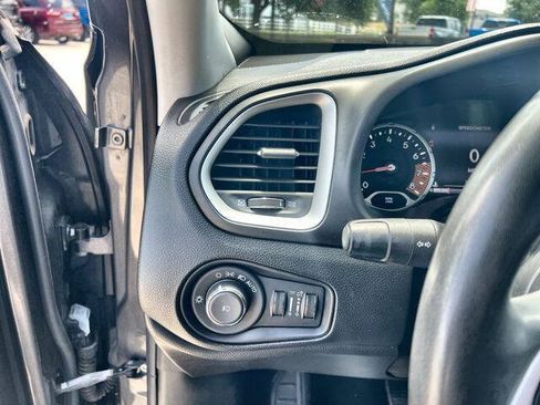 Used 2021 Jeep Renegade Latitude FWD image 17