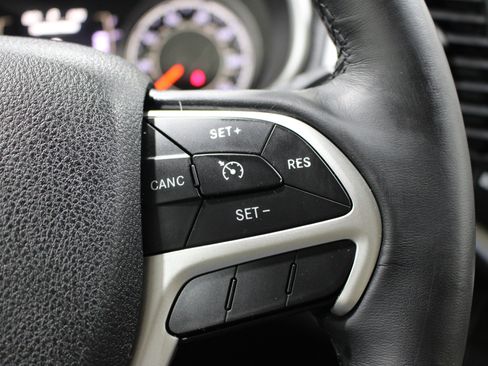 Used 2015 Jeep Cherokee Latitude FWD image 12