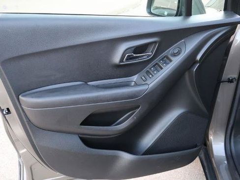 Used 2021 Chevrolet Trax LS AWD/4WD image 15