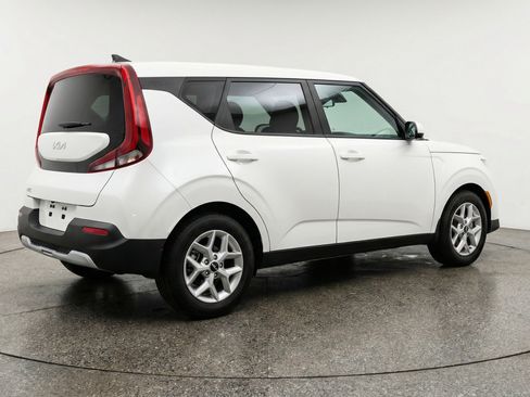 Used 2025 Kia Soul LX w/ LX Technology Package FWD image 9