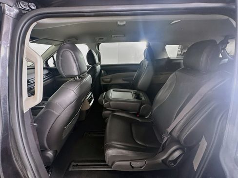 Used 2025 Kia Carnival FWD image 28