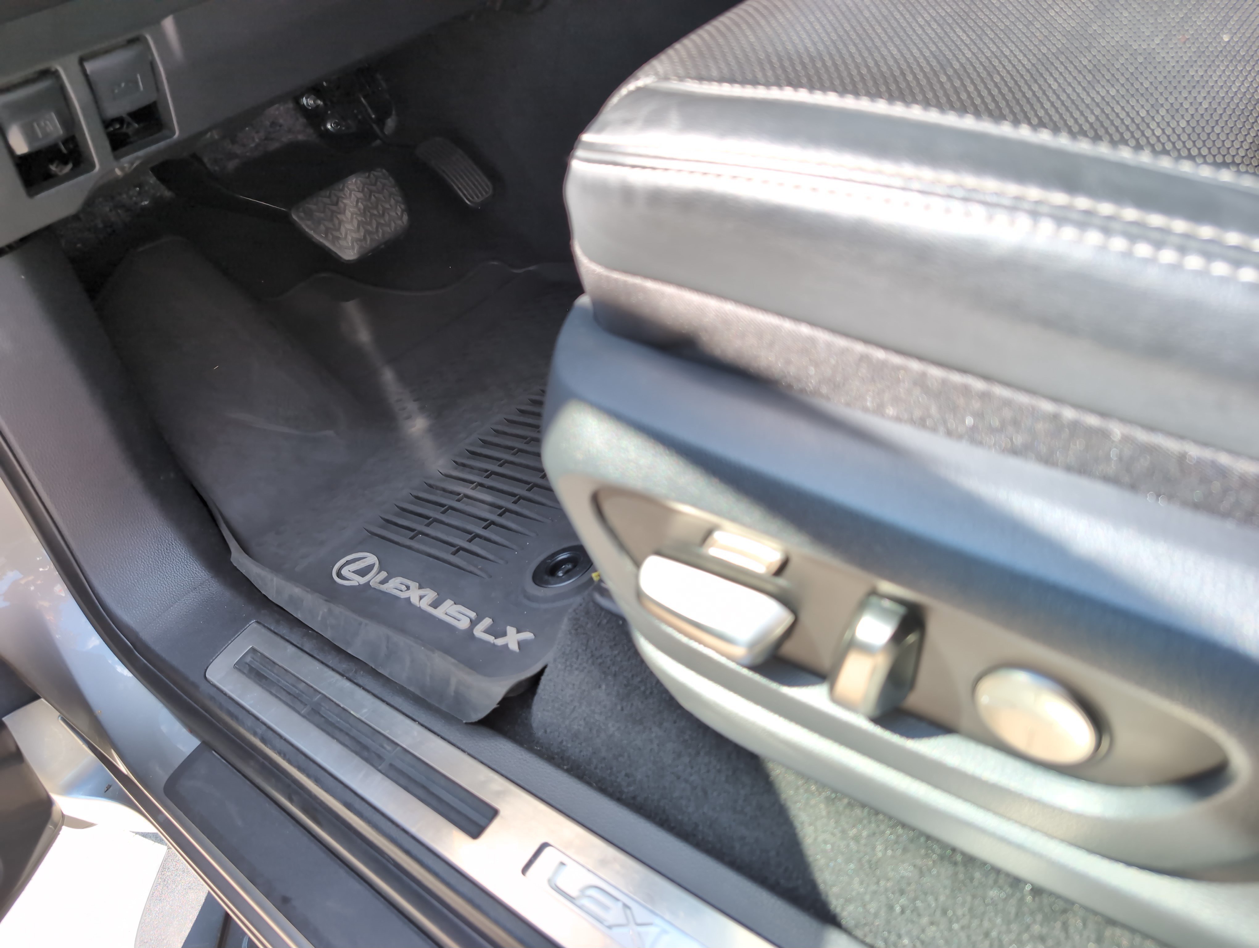 Used 2024 Lexus LX 600 4WD w/ Luxury Package image 17