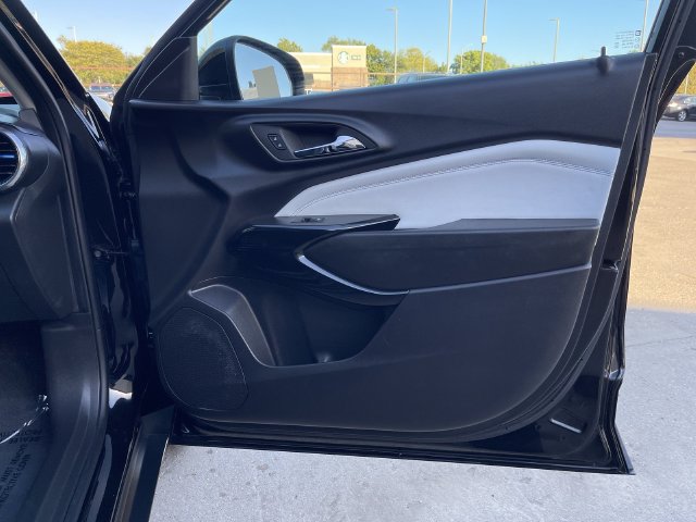Used 2025 Chevrolet Trax LT FWD image 16