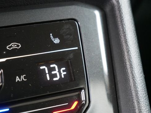 Used 2024 Volkswagen Tiguan SE image 34