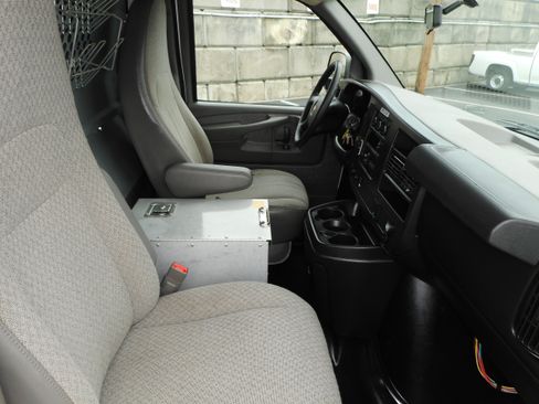Used 2015 Chevrolet Express 2500 RWD image 25