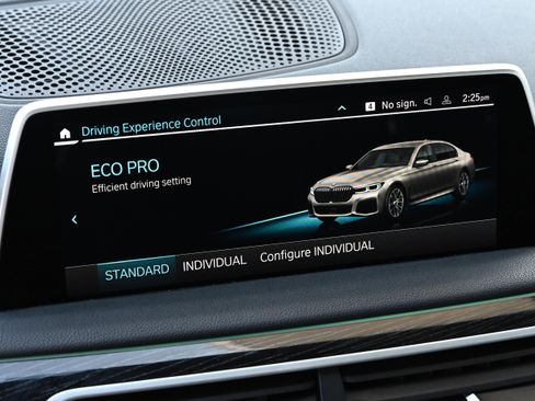 Certified 2022 BMW 740i 740i w/ M Sport Package image 39