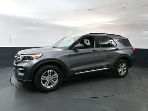 Used 2024 Ford Explorer XLT w/ Equipment Group 202A AWD/4WD image 2