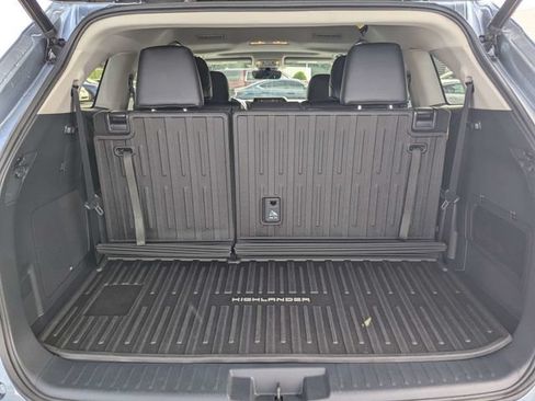 Used 2022 Toyota Highlander Limited FWD image 12