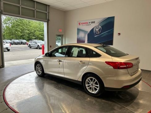 Used 2018 Ford Focus SE FWD image 4