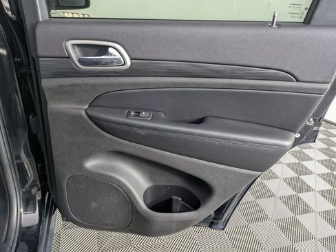 Used 2019 Jeep Grand Cherokee Laredo RWD image 31