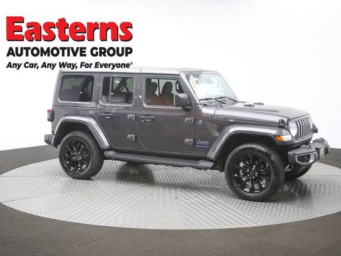 Used 2025 Jeep Wrangler Unlimited Sahara AWD/4WD image 43