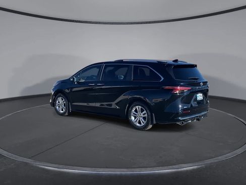Certified 2022 Toyota Sienna Platinum image 6