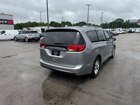 Used 2018 Chrysler Pacifica Limited FWD image 3