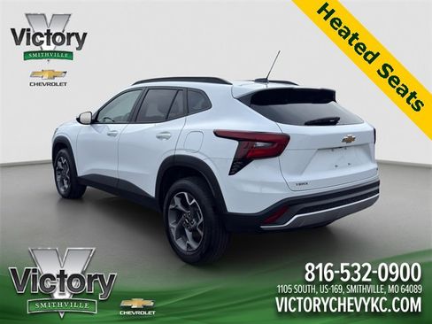 Used 2025 Chevrolet Trax LT w/ LT Convenience Package image 4