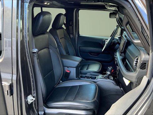 New 2025 Jeep Gladiator Sport image 8