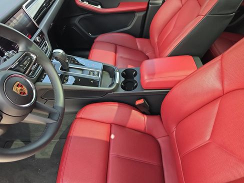 Used 2025 Porsche Macan AWD/4WD image 20