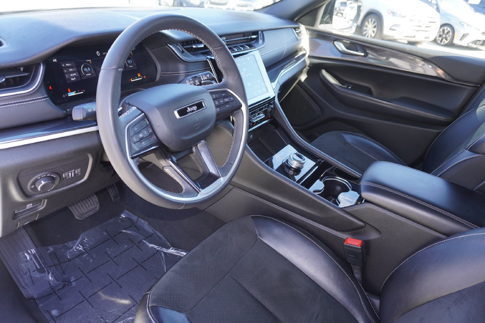 Used 2023 Jeep Grand Cherokee Altitude AWD/4WD image 12