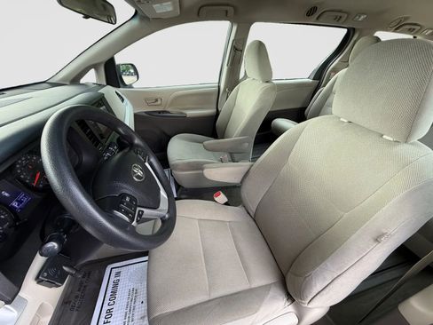 Used 2017 Toyota Sienna L FWD image 13