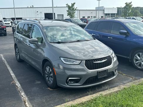 Used 2021 Chrysler Pacifica Touring-L FWD image 2