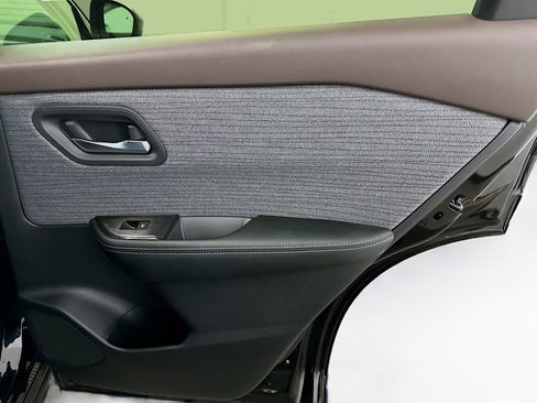 Used 2023 Nissan Rogue SV image 30