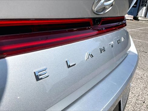 Used 2022 Hyundai Elantra SEL w/ Convenience + Premium Package FWD image 10