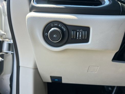 Used 2023 Chrysler Pacifica Limited w/ Uconnect Theater Family Group FWD image 18