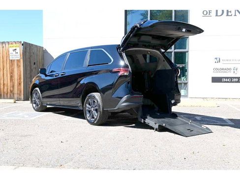 Used 2022 Toyota Sienna XLE image 2