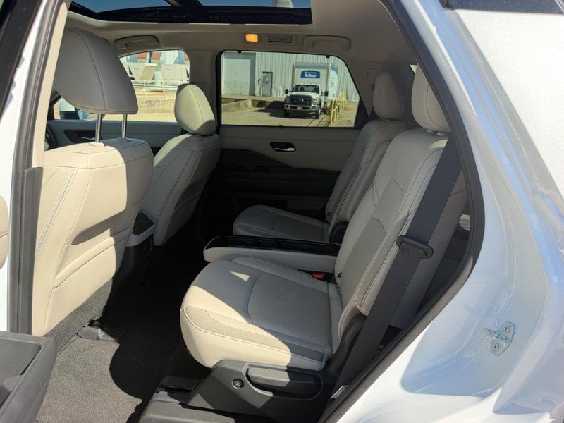 Used 2025 Nissan Pathfinder SL w/ SL Premium Package AWD/4WD image 9