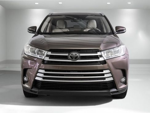 Used 2019 Toyota Highlander XLE FWD image 5