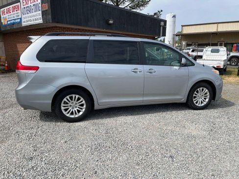 Used 2013 Toyota Sienna XLE image 4