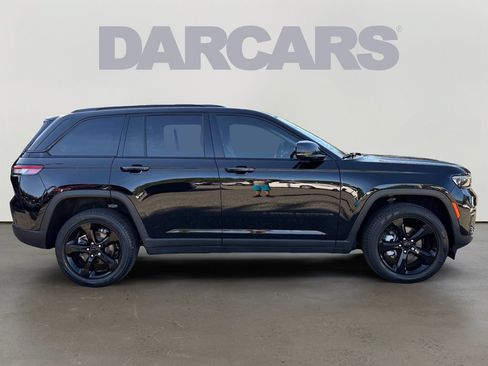 Used 2024 Jeep Grand Cherokee Limited w/ Black Appearance Package AWD/4WD image 8