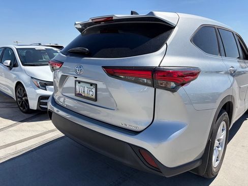 Used 2023 Toyota Highlander LE AWD/4WD image 4
