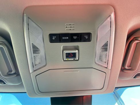 Used 2025 Toyota RAV4 XLE FWD image 38