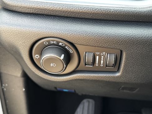 Used 2025 Chrysler Pacifica Limited FWD image 25