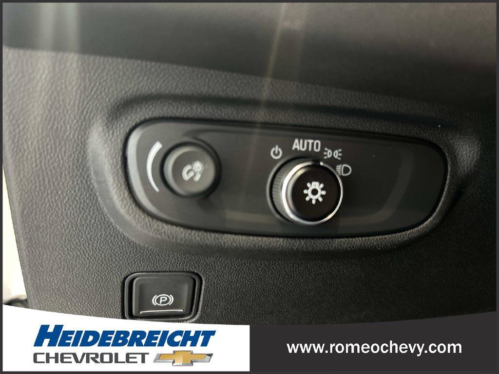 Used 2024 GMC Terrain SLE w/ Driver Convenience Package FWD image 30