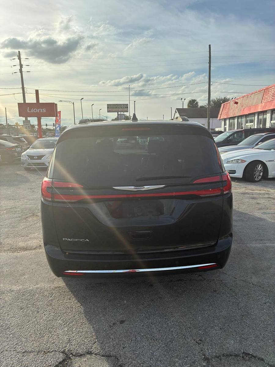 Used 2022 Chrysler Pacifica Touring-L w/ Uconnect Theater Family Group FWD image 2