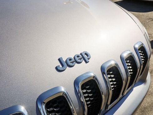 Used 2018 Jeep Cherokee Limited AWD/4WD image 17