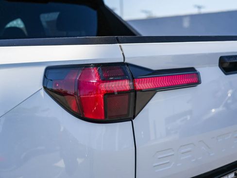 Used 2025 Hyundai Santa Cruz SE FWD image 9