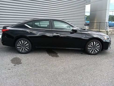 Used 2024 Nissan Altima 2.5 SV FWD image 2