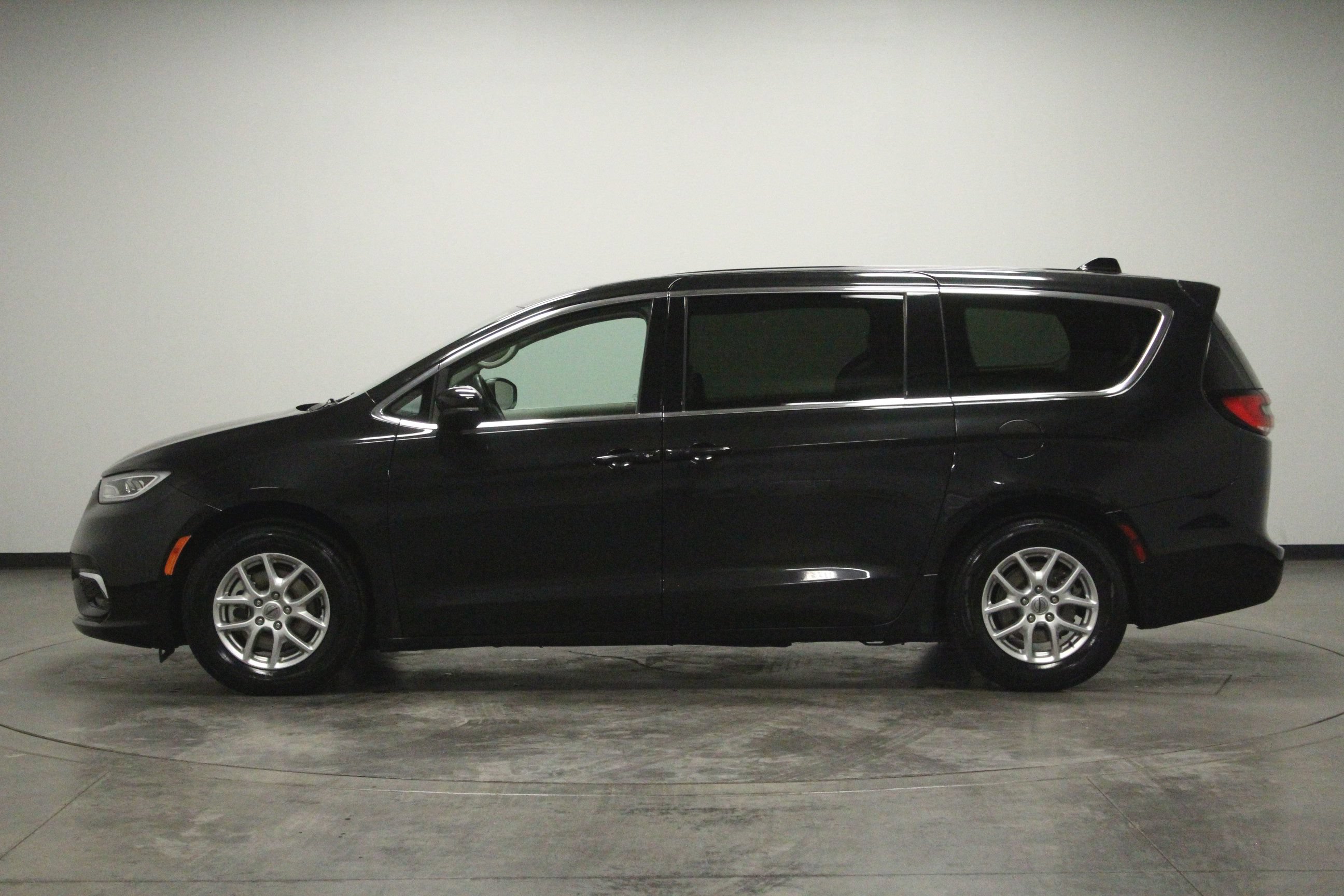 Used 2023 Chrysler Pacifica Touring-L FWD image 5