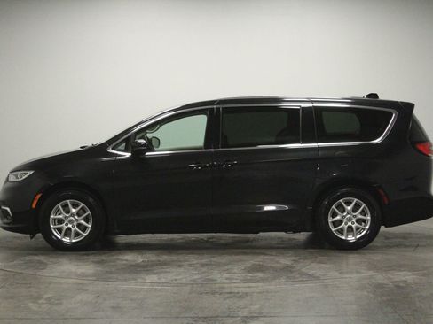 Used 2023 Chrysler Pacifica Touring-L FWD image 5