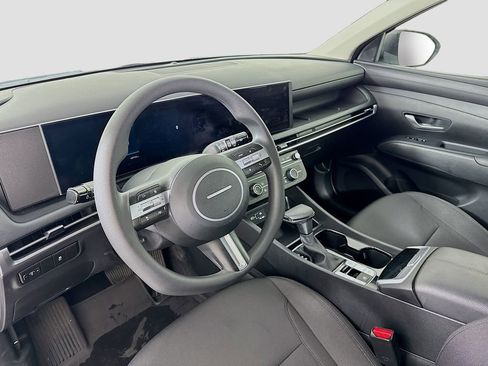 Certified 2025 Hyundai Tucson SE image 9