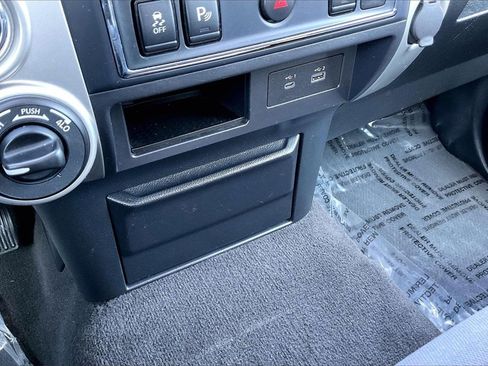 Used 2021 Nissan Titan SV image 24