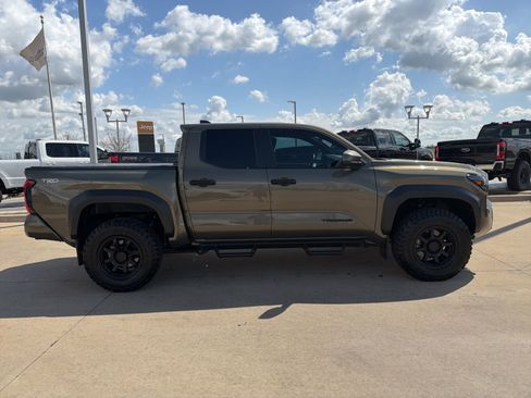 Used 2024 Toyota Tacoma TRD Off-Road image 7