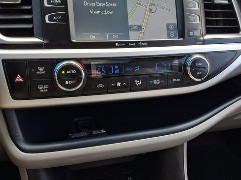 Used 2019 Toyota Highlander XLE AWD/4WD image 18