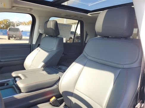New 2025 Ford Expedition Active image 18